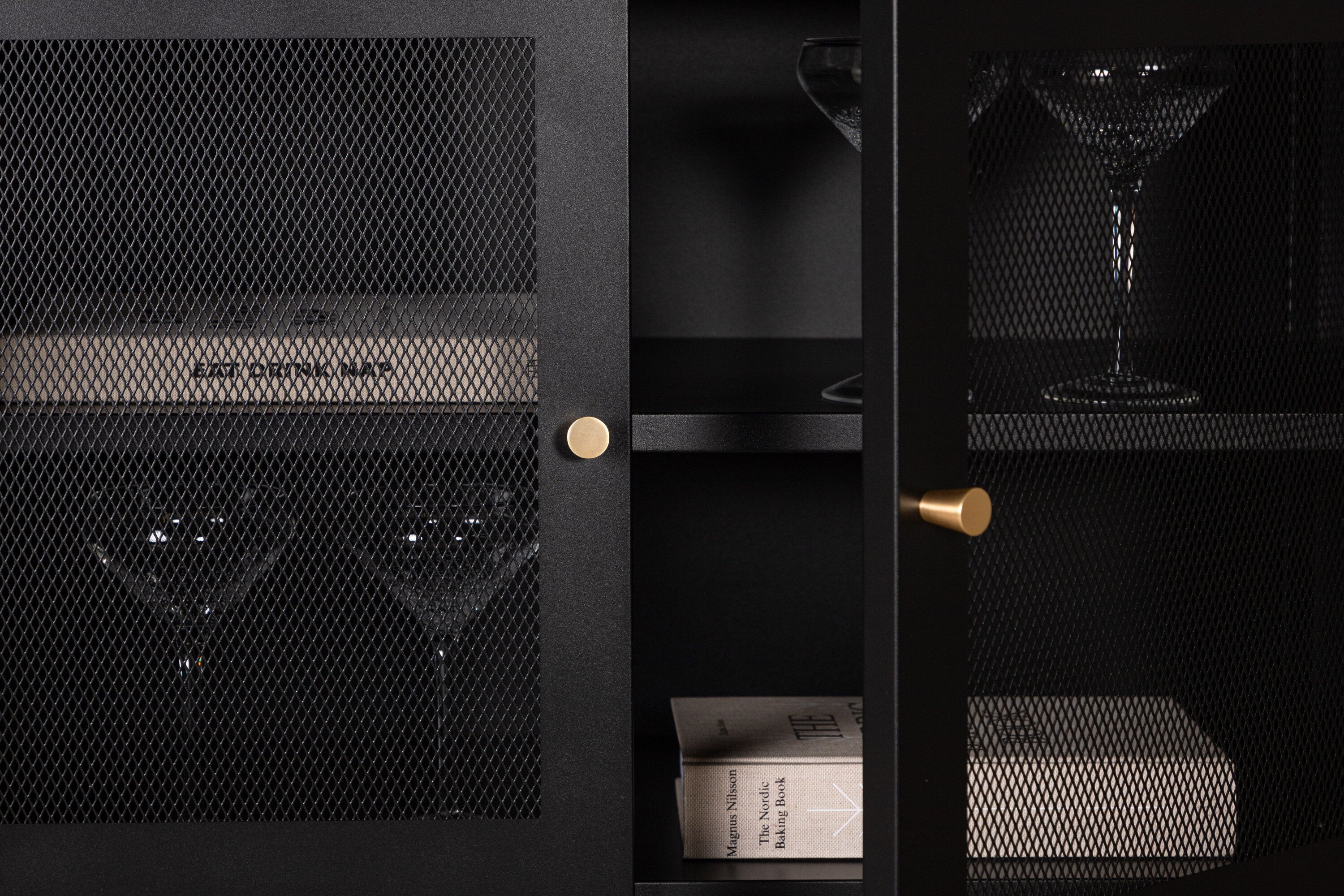 Kast Malla - met fijnmazige deuren in Zwart