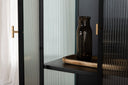 Vitrine Leonie - in Zwart met golfglas-uitstraling