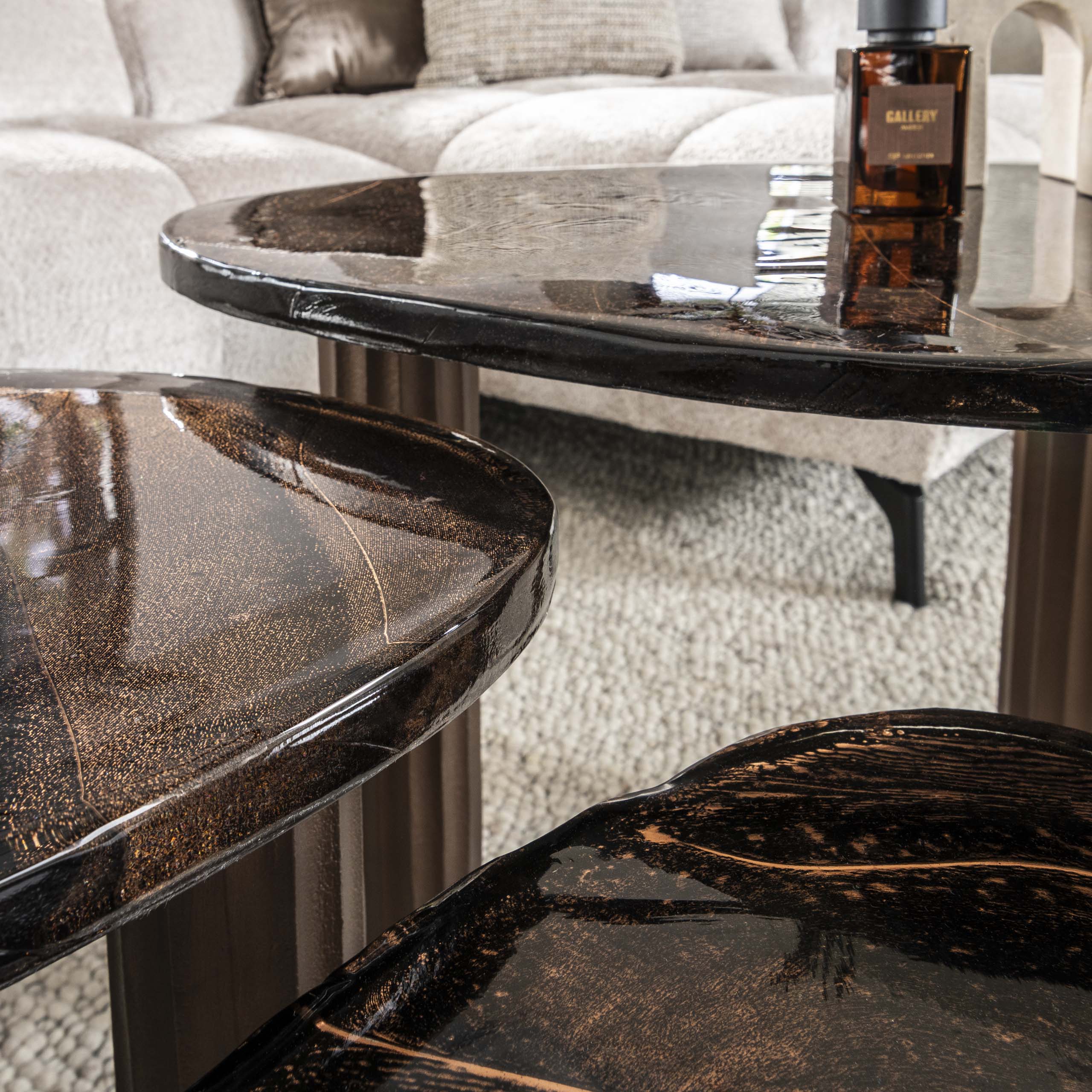 Salontafel Elysium - Maat M in antiek koper of antiek goud met gegoten glas