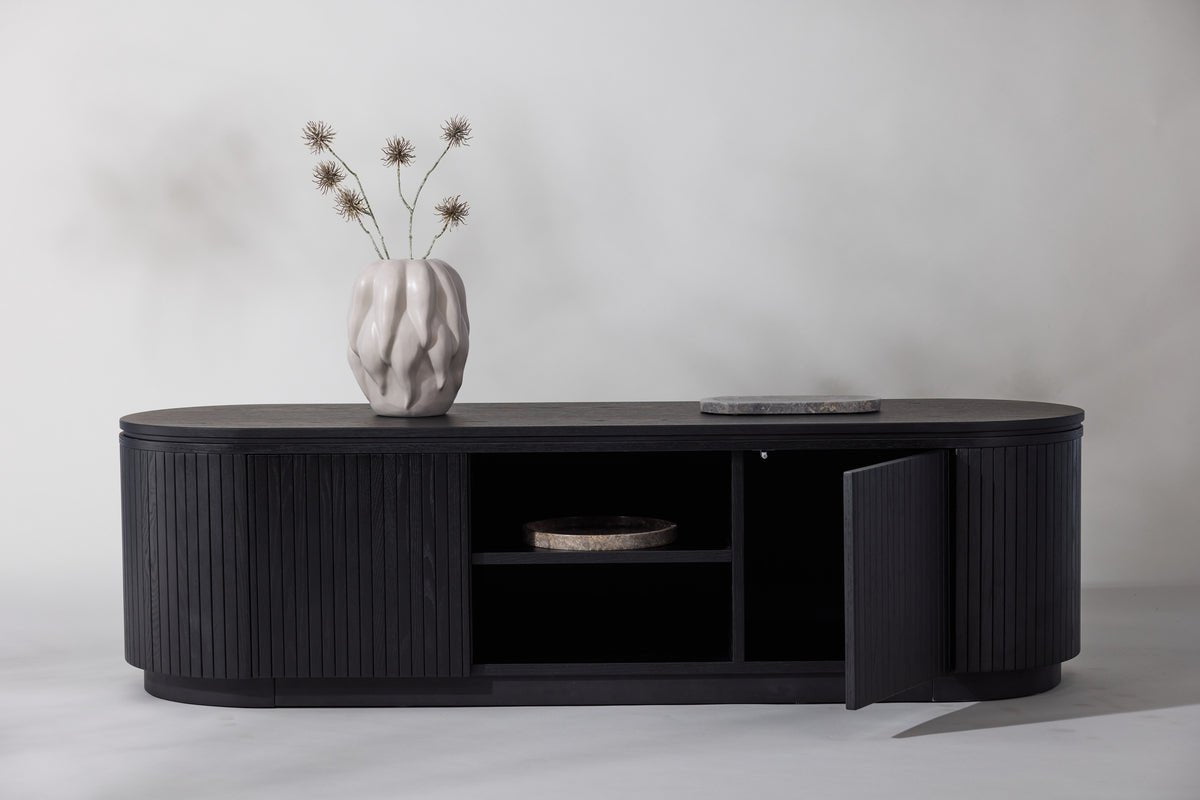 Meuble TV bas design Sundby – Noir en imitation chêne avec façade à lamelles