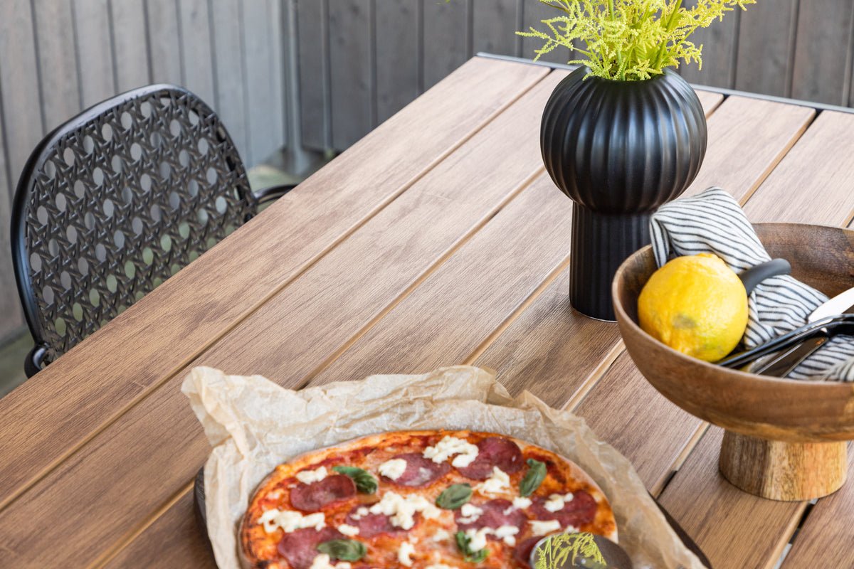 Tuin tafel Tareen - een harmonische combinatie van natuurlijkheid en stabiliteit