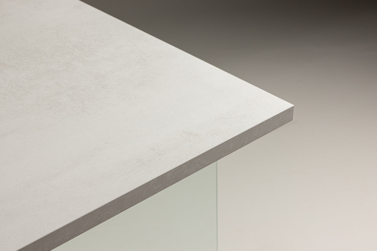 Table à manger Brevon - table à manger moderne sur un cadre en verre avec plateau de table gris clair