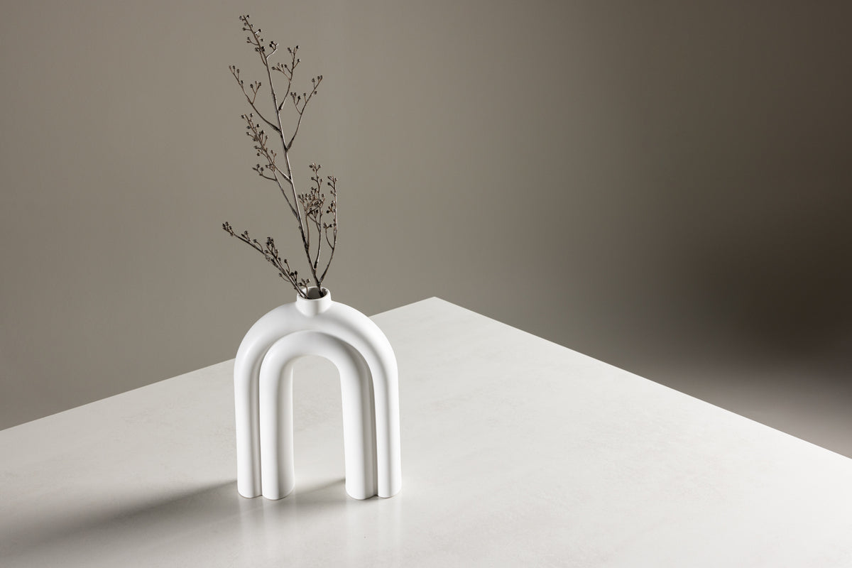 Table à manger Brevon - table à manger moderne sur un cadre en verre avec plateau de table gris clair