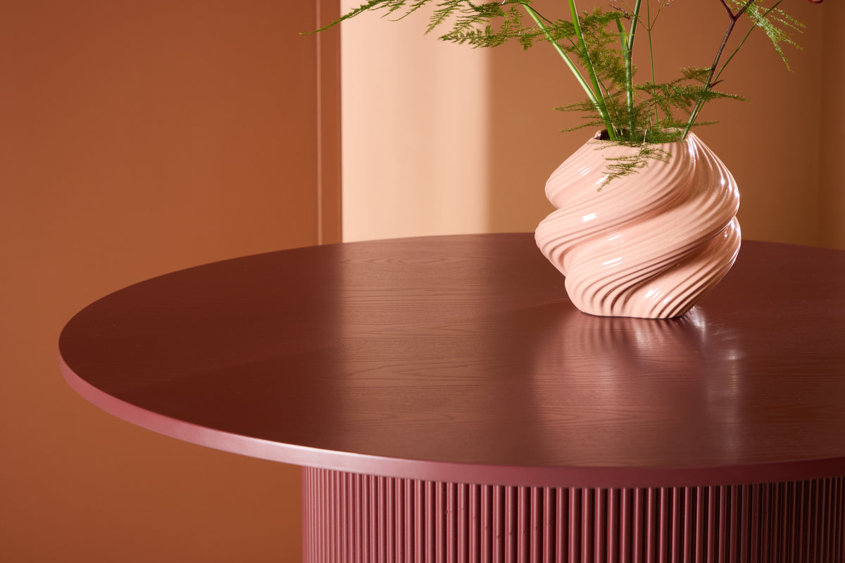 Eettafel Arden – Ronde eettafel in bordeauxrood (Ø 110 cm)