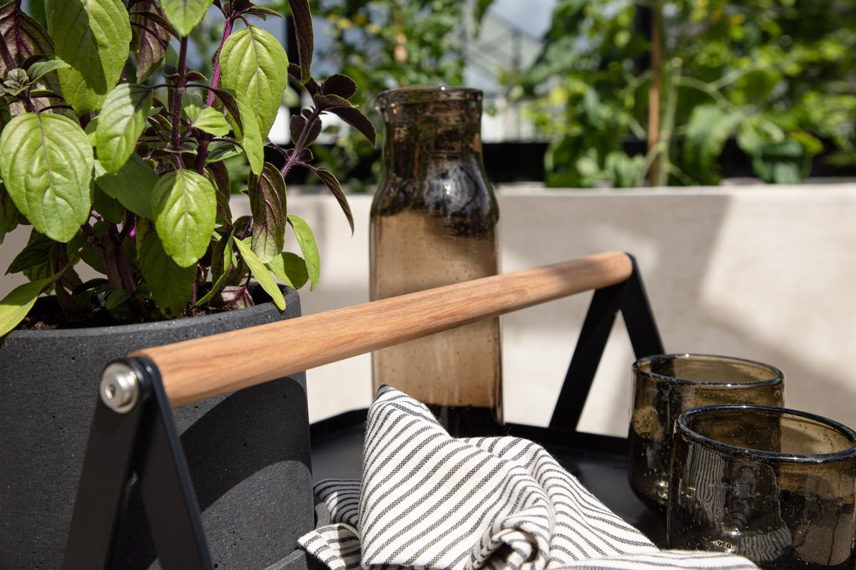 Gartentisch Moyo - een bijzettafel met een vierkante tafelblad en een handvat van teakhout