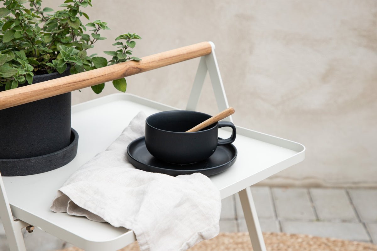 Gartentisch Moyo - een bijzettafel met een vierkante tafelblad en een handvat van teakhout