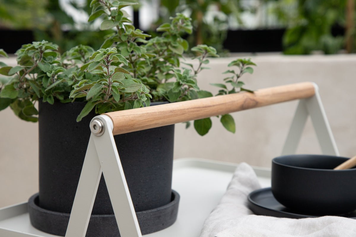 Gartentisch Moyo - een bijzettafel met een vierkante tafelblad en een handvat van teakhout