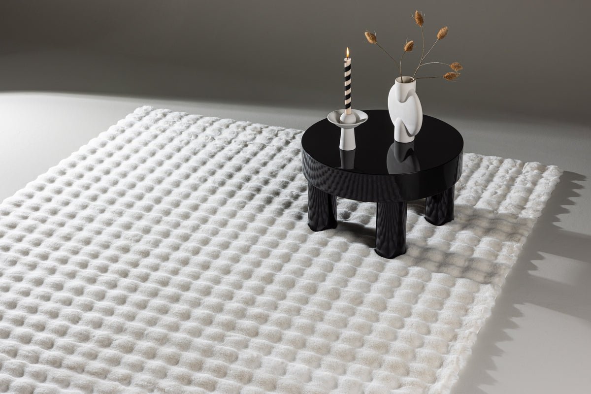 Vloerkleed Niva – in twee kleuren van polyester & veloursleer