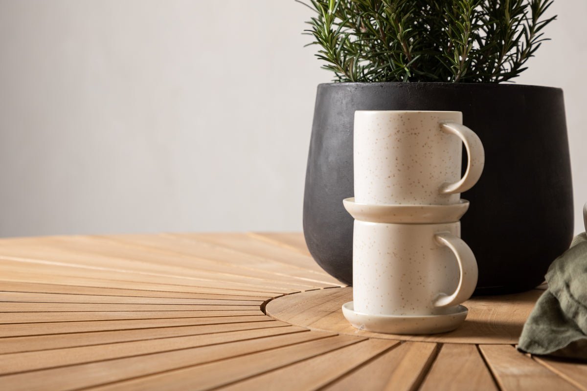 Gartentisch Mirani - ein runder Esstisch aus Metall und Teakholz