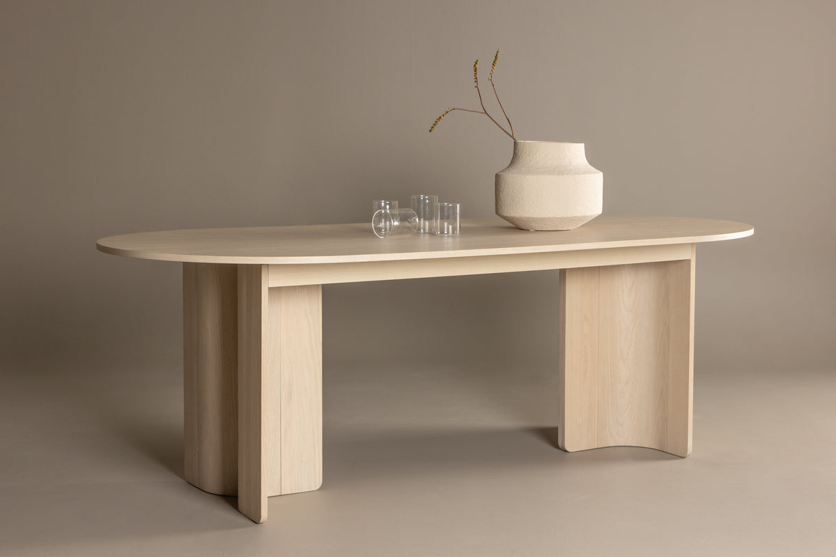Table à manger Alura - au design harmonieux avec une touche élégante