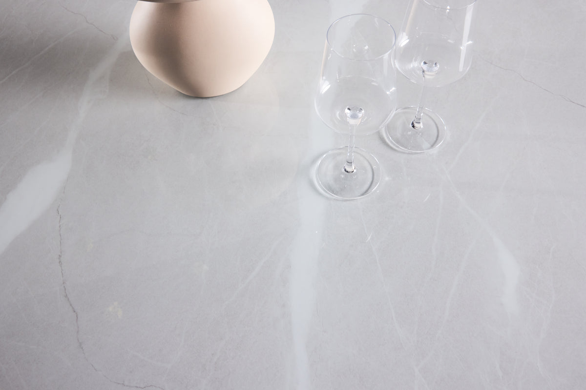 Table à manger Orlén – Table à manger design ronde Ø120 cm avec plateau en verre et pied rainuré