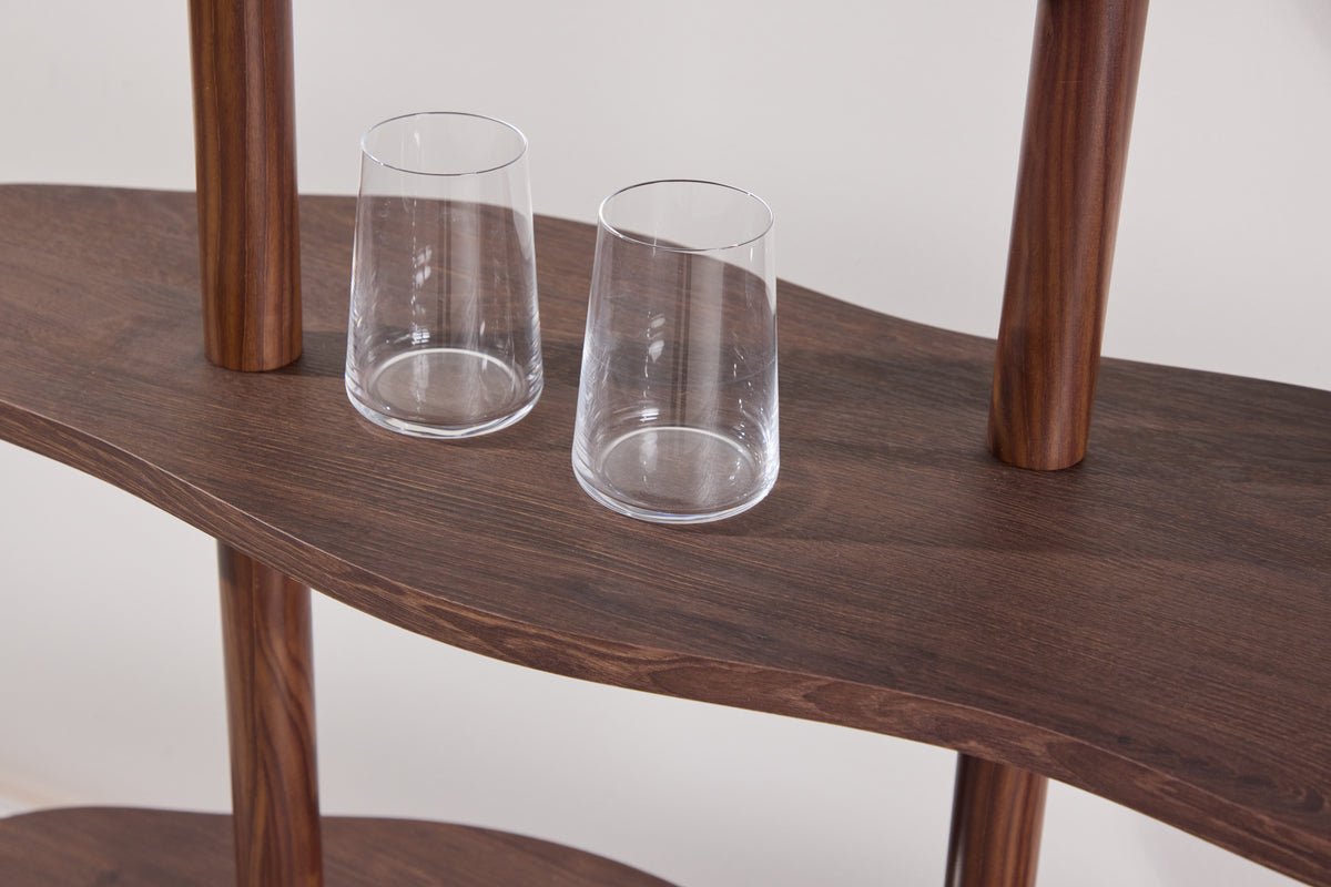 Regal Calvaro – étagère debout en mocca avec design ondulé