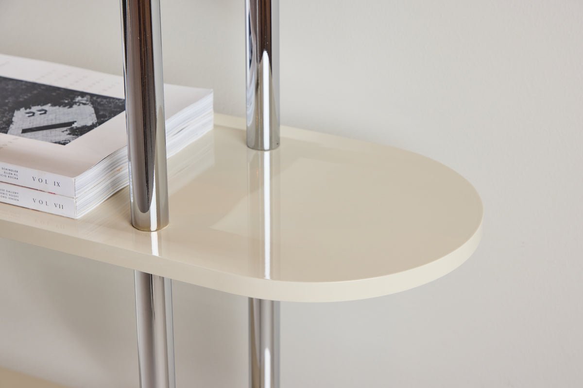 Regal Marano – Wit met chromen strepen in modern design