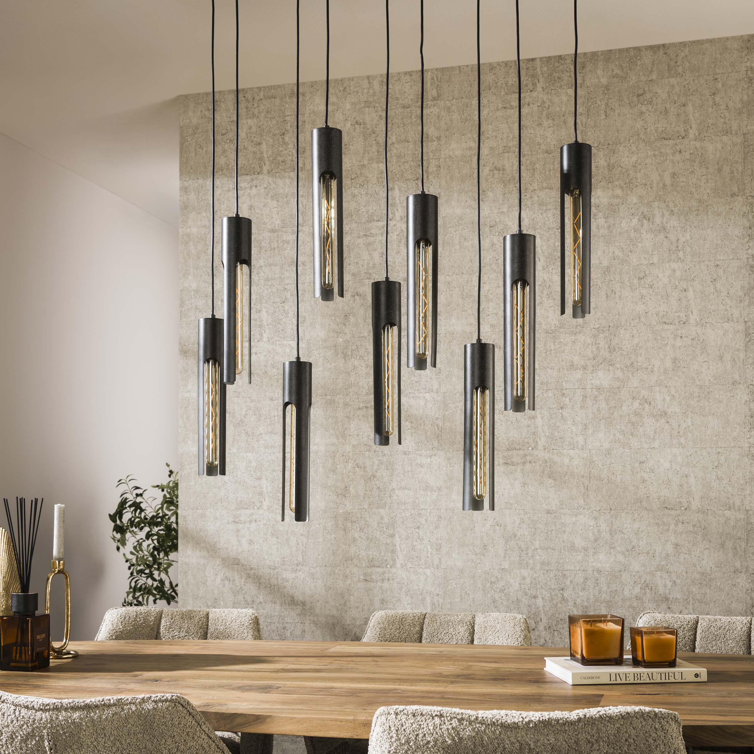 Suspension « Aveline » – Avec 9 lampes dans un design élégant en tube noir