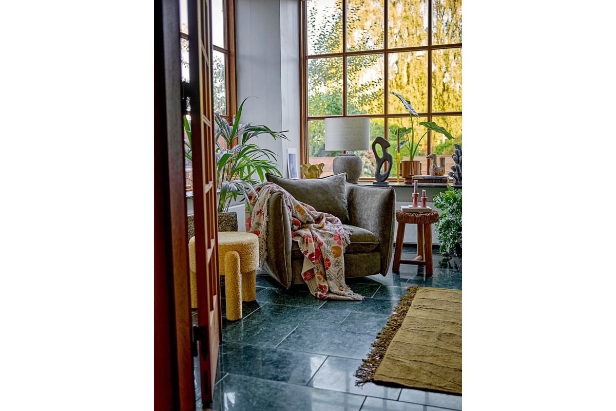 Decoratief object Romi – Sculpturaal houten design in Zwart