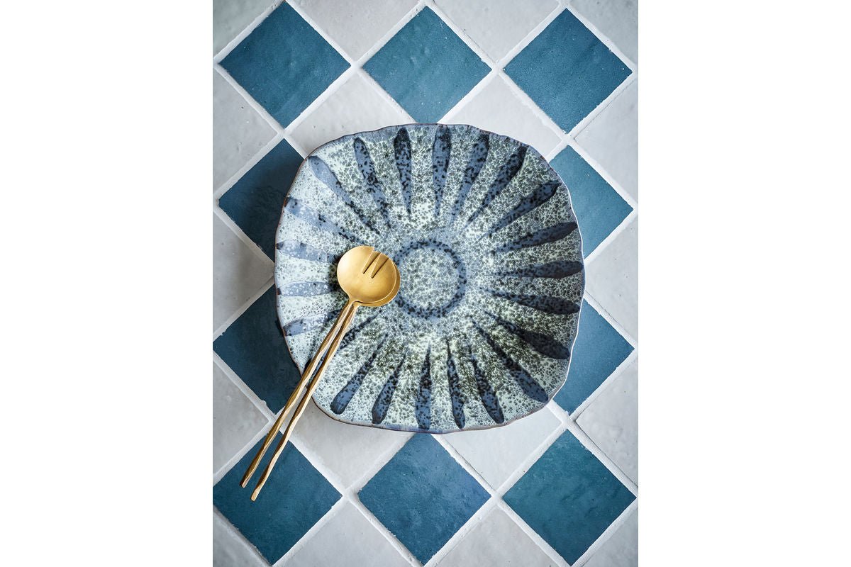 Plateau de service Ruby – assiette en grès peinte à la main en Gris avec motif soleil