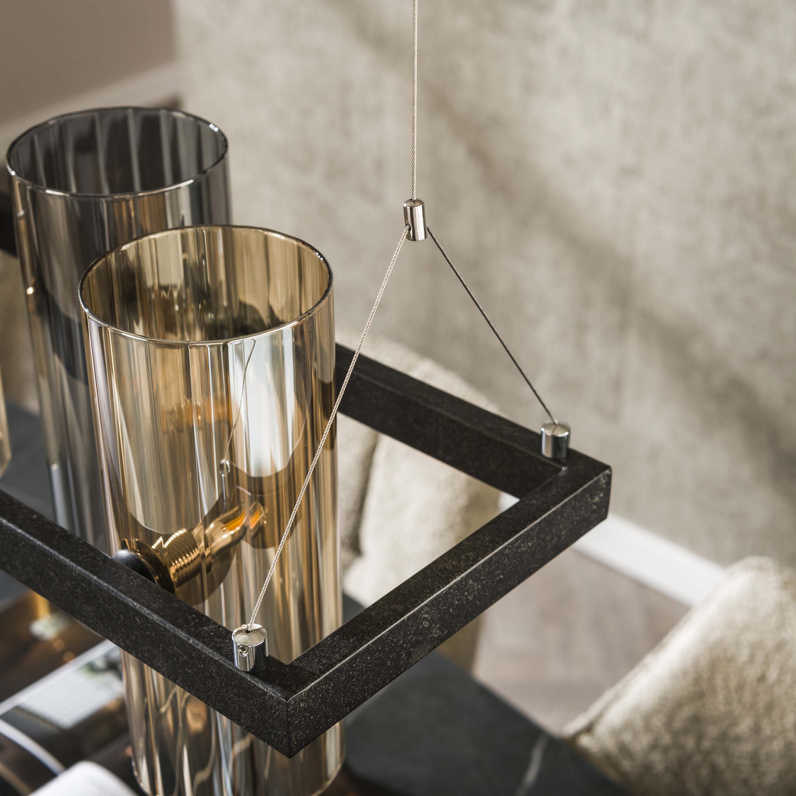 Suspension "Calivon" – 10 abat-jours cylindriques en verre aux finitions ambre et chrome