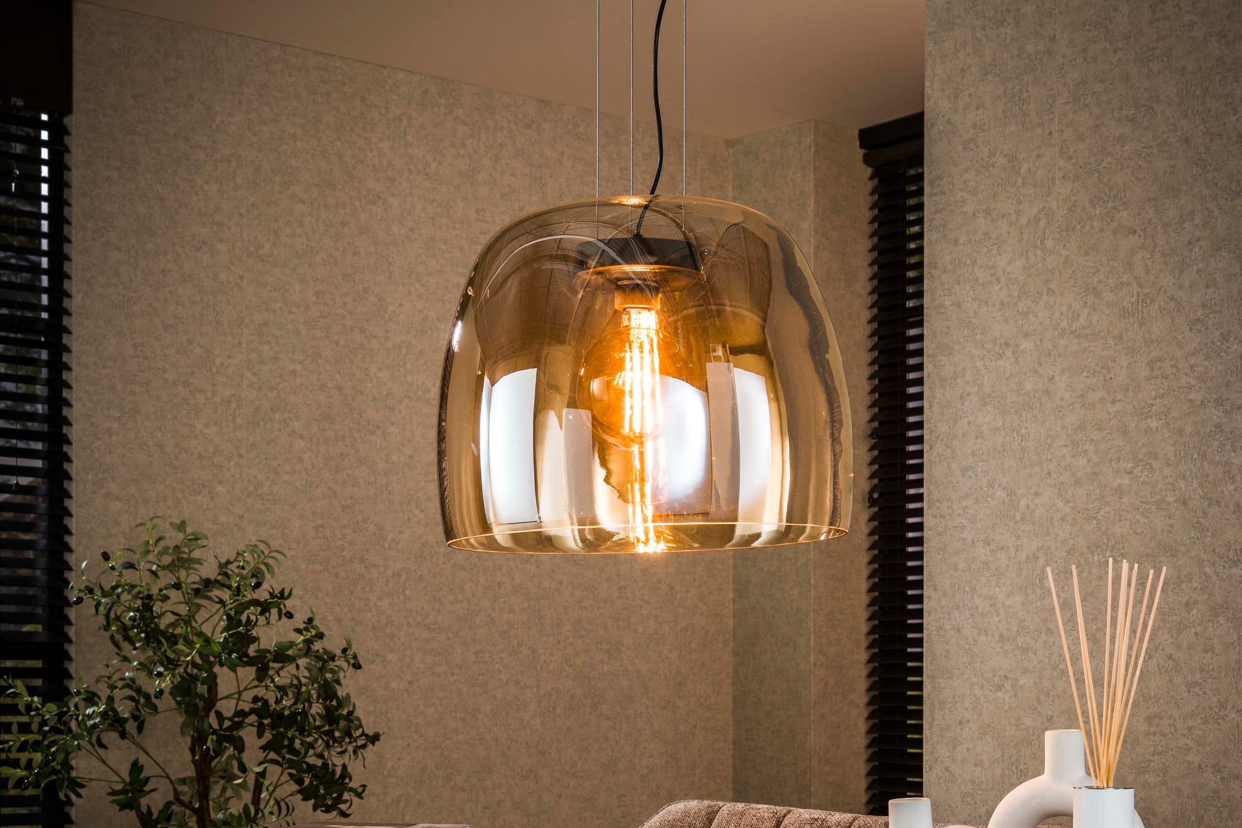 Pendelleuchte „Avernis“ – Großer Lampenschirm in den Varianten Bernstein, Kupfer und Chrom