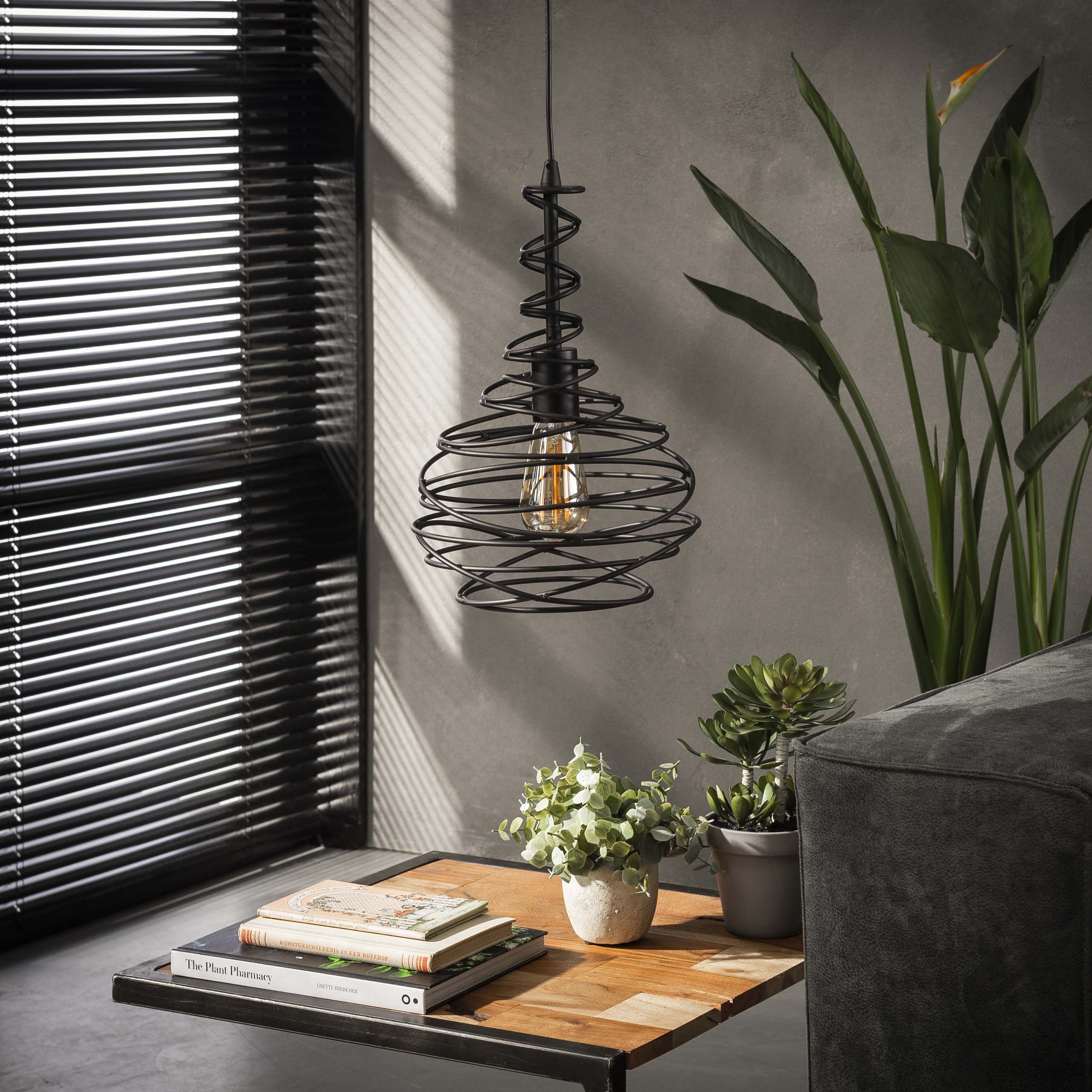 Suspension Vireo – Design métallique distinctif en noir