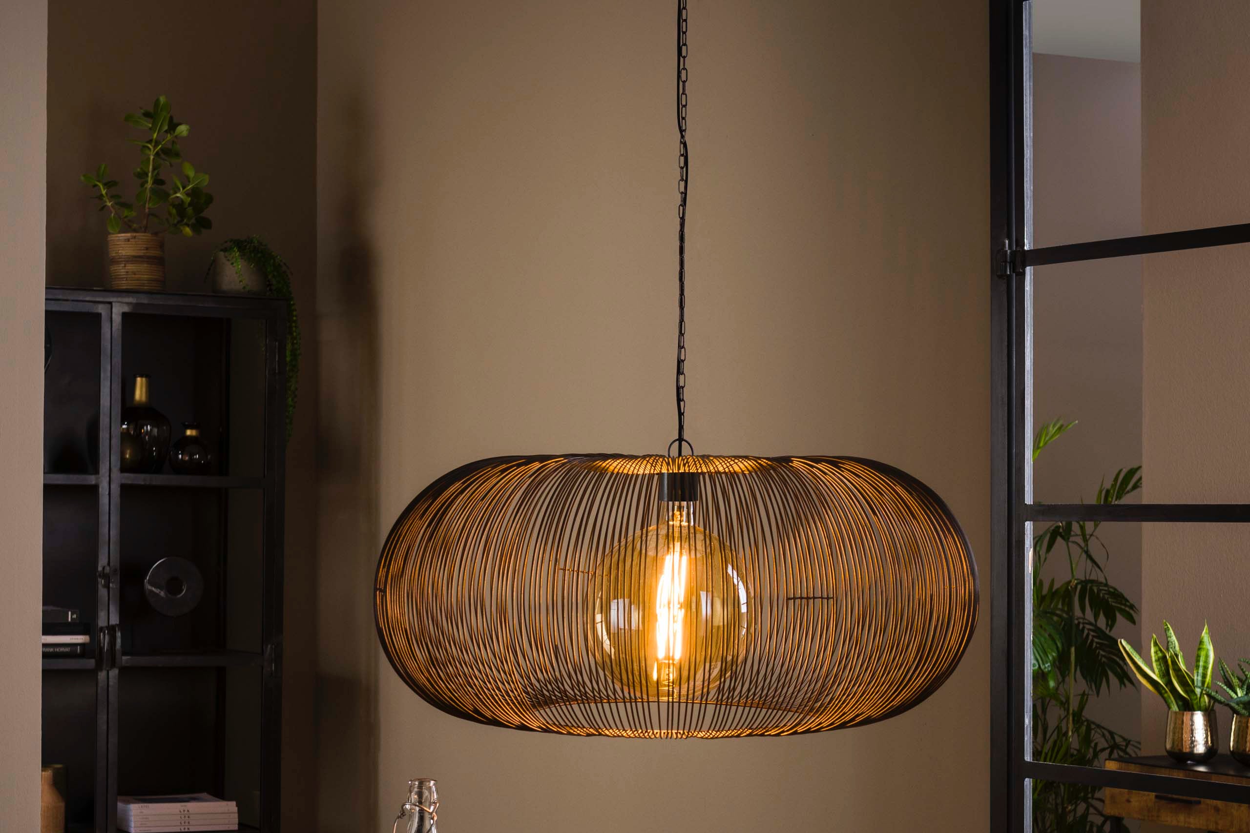 Hanglamp Aurex – Metalen schijf in zwartnikkel met gouden accenten