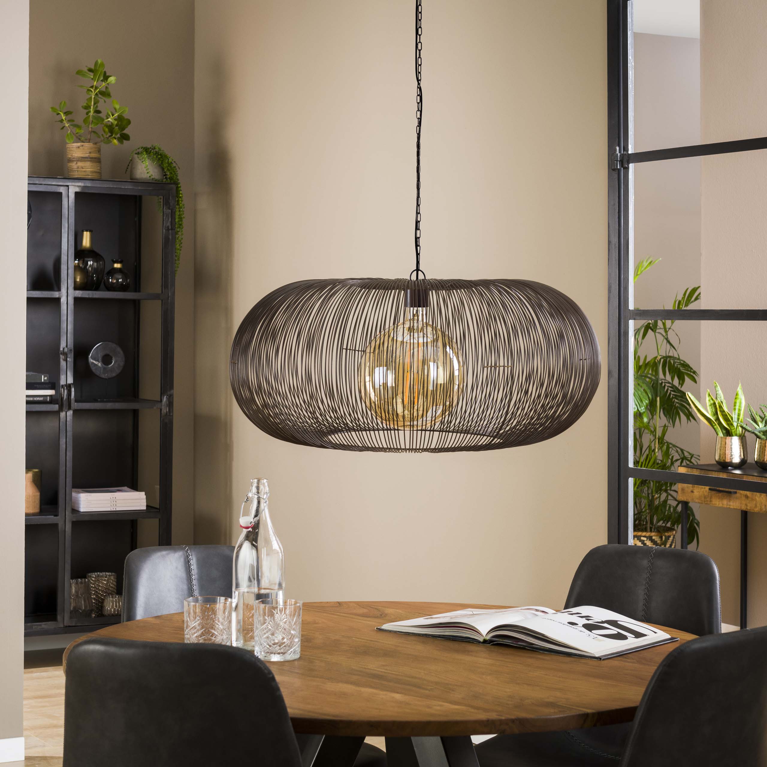 Suspension Aurex – Disque métallique en nickel noir avec accents dorés