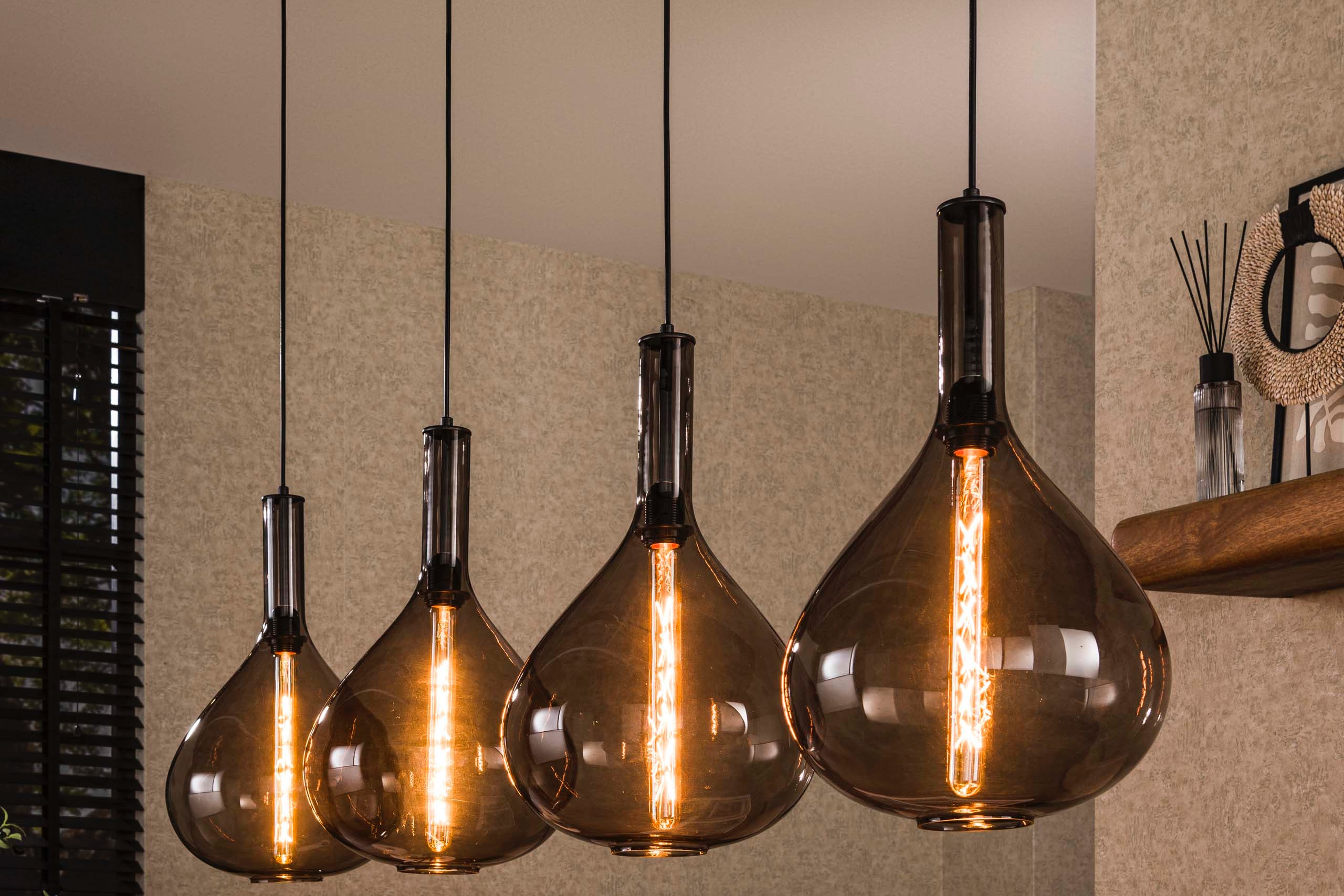 Hanglamp Noira – rookglas kappen in Artic Zwart (4-lichts)