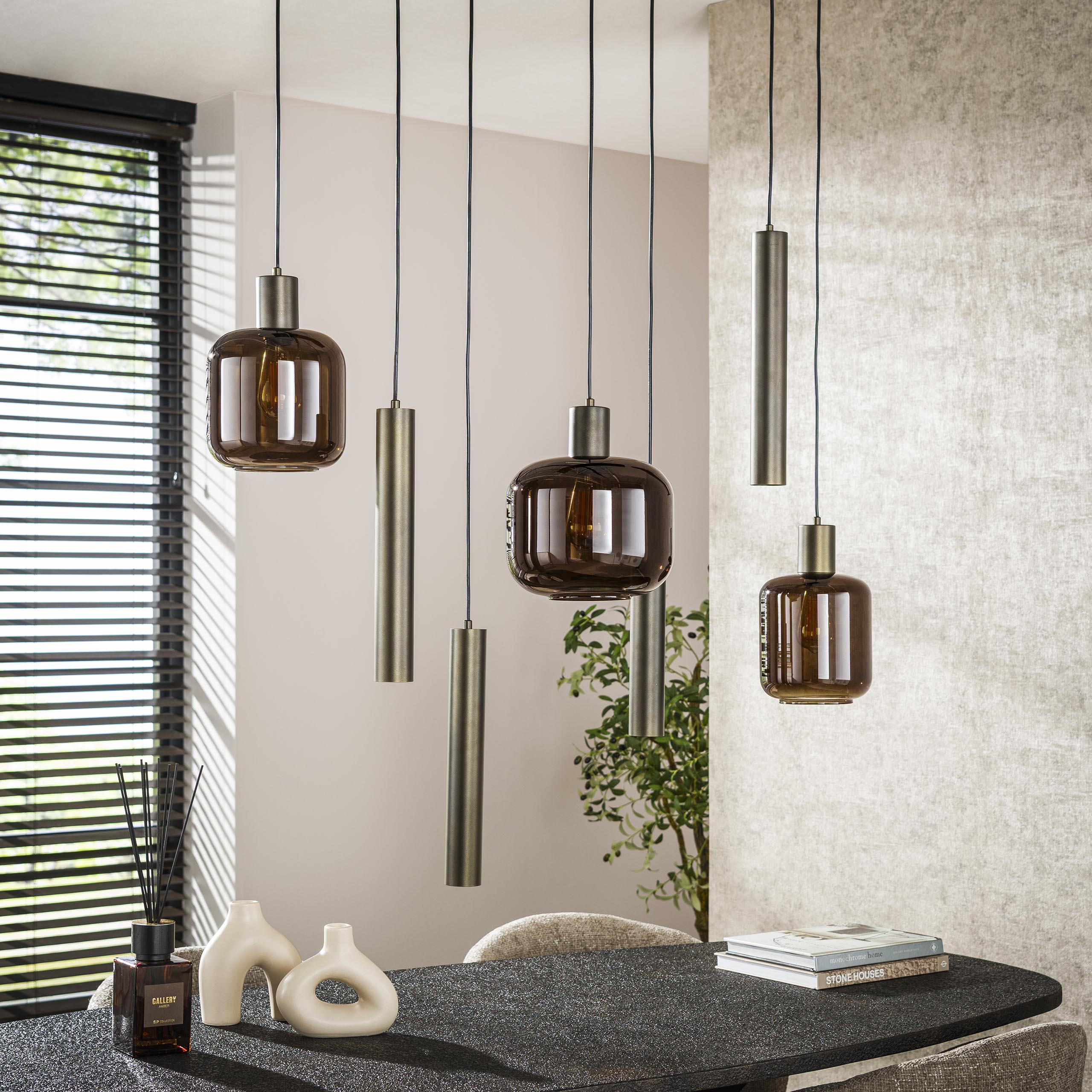 Suspension Sokka – 7 lampes avec abat-jours en métal et verre marron