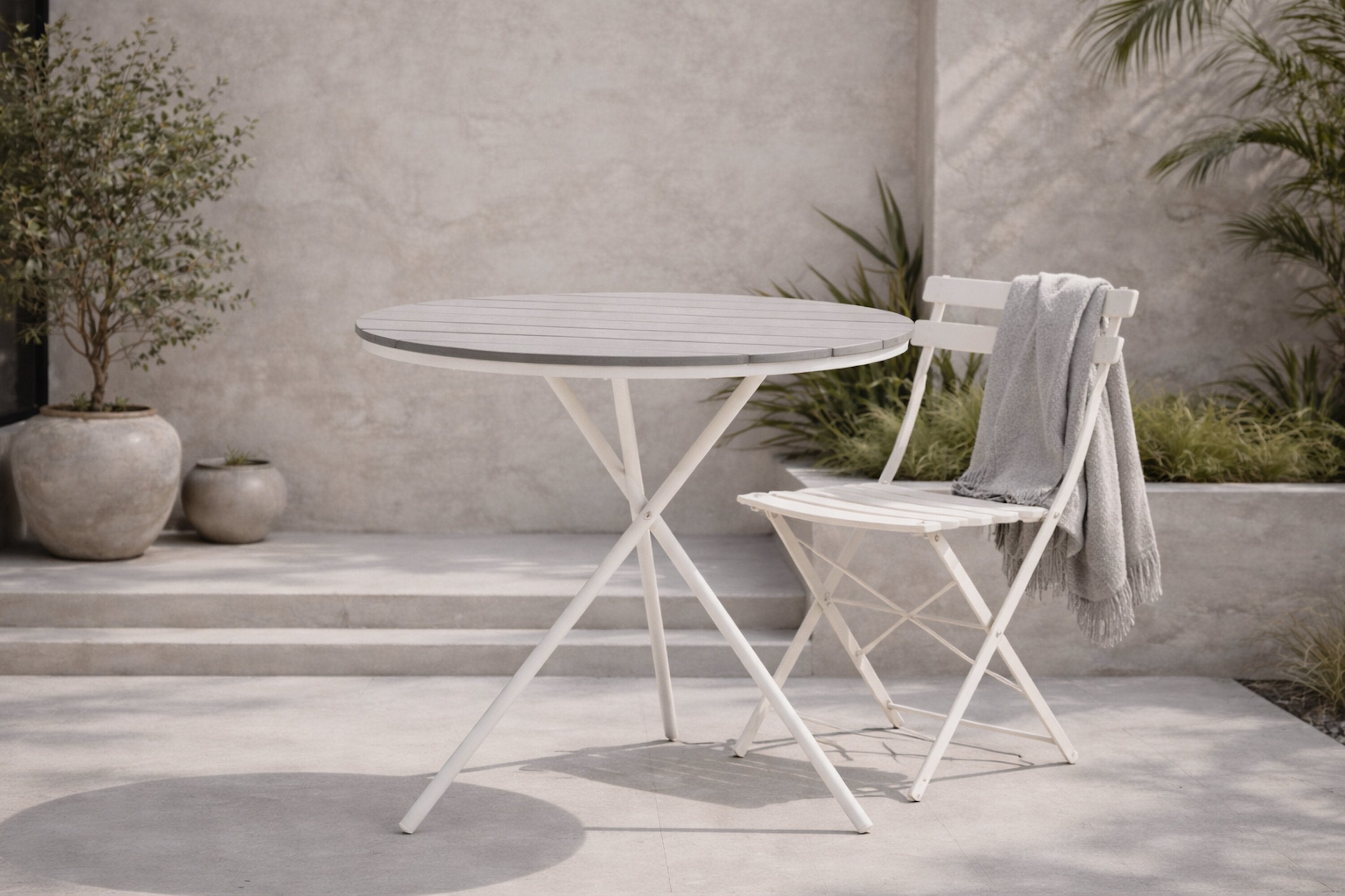 Table de jardin Malari - une table à manger ronde avec un plateau en bois Aintwood et une structure en métal