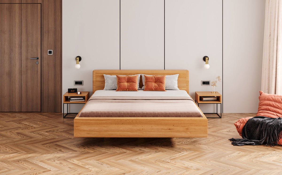 Designers houten bed Arvelo van massief eiken in zwevende look en met rechte hoofdbord