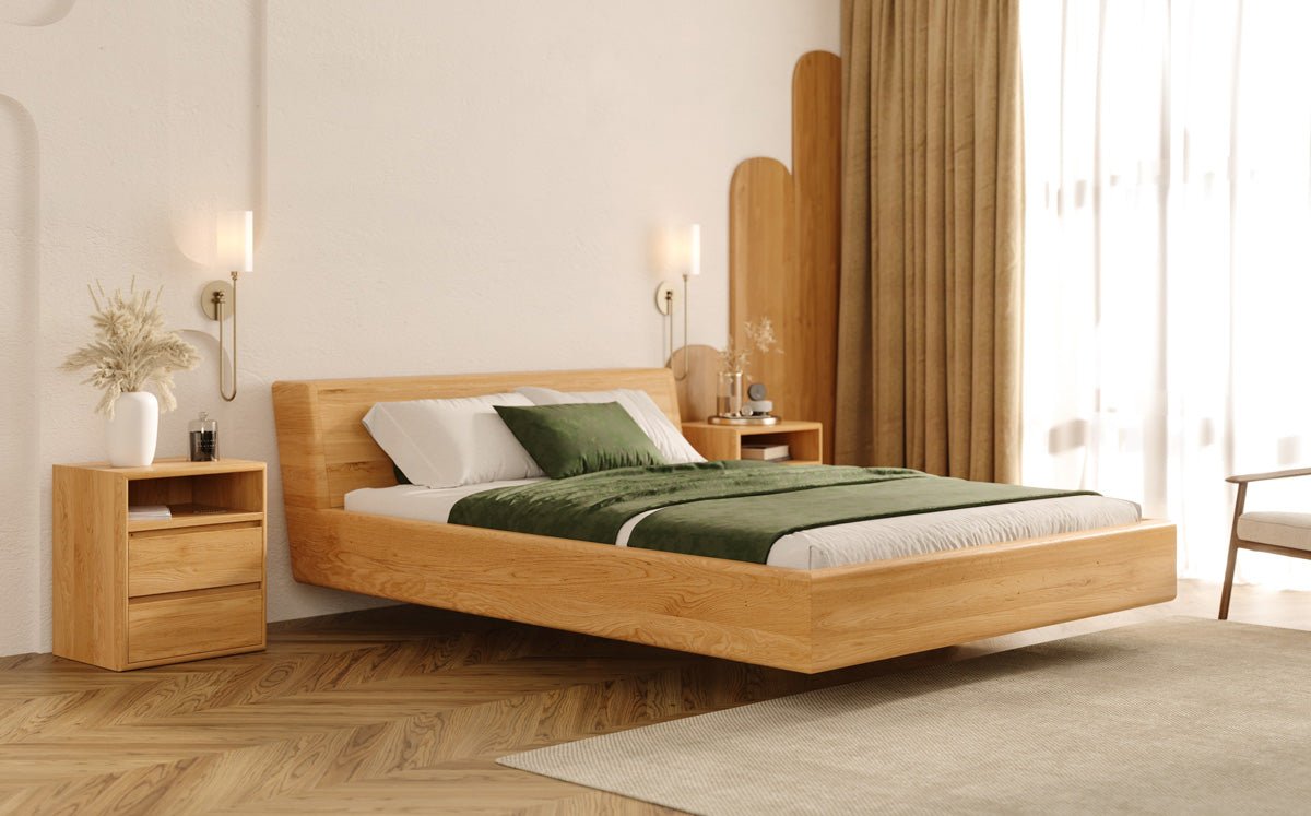 Designers houten bed Arvelo van massief eiken in zwevende look en schuin hoofdeinde