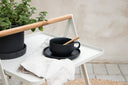 Gartentisch Moyo - ein Beistelltisch mit quadratischer Tischplatte und einem Griff aus Teakholz