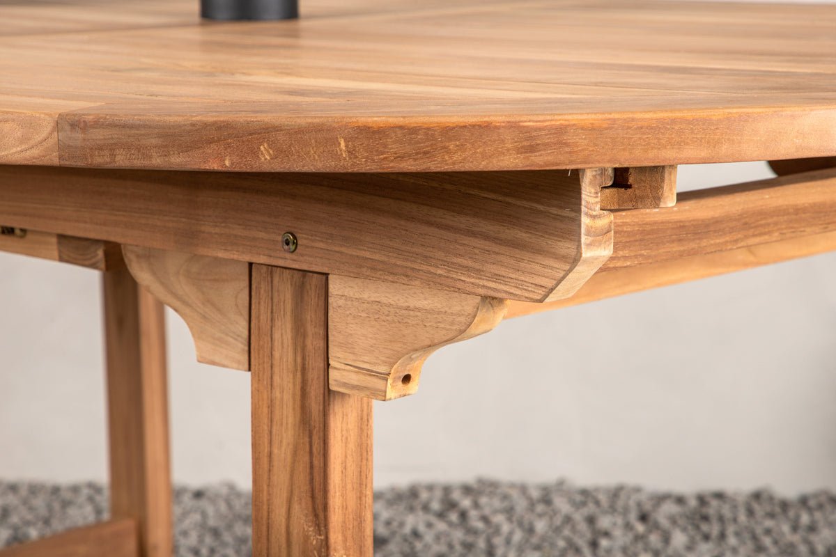 Gartentisch Navira - ein ovaler Esstisch aus Teakholz