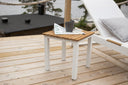 Gartentisch Siku - ein weißer Beistelltisch aus Aluminium und Teakholz
