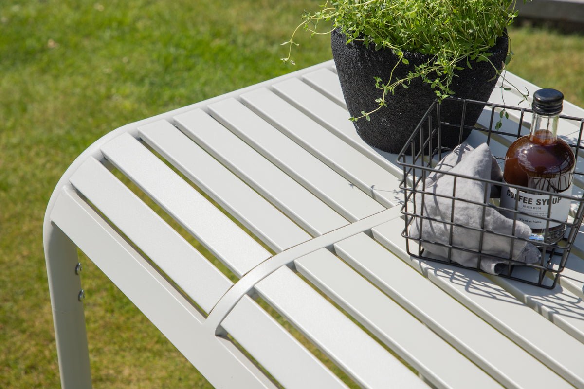 Gartentisch Tehani - leichter, beiger Cafétisch aus Aluminium
