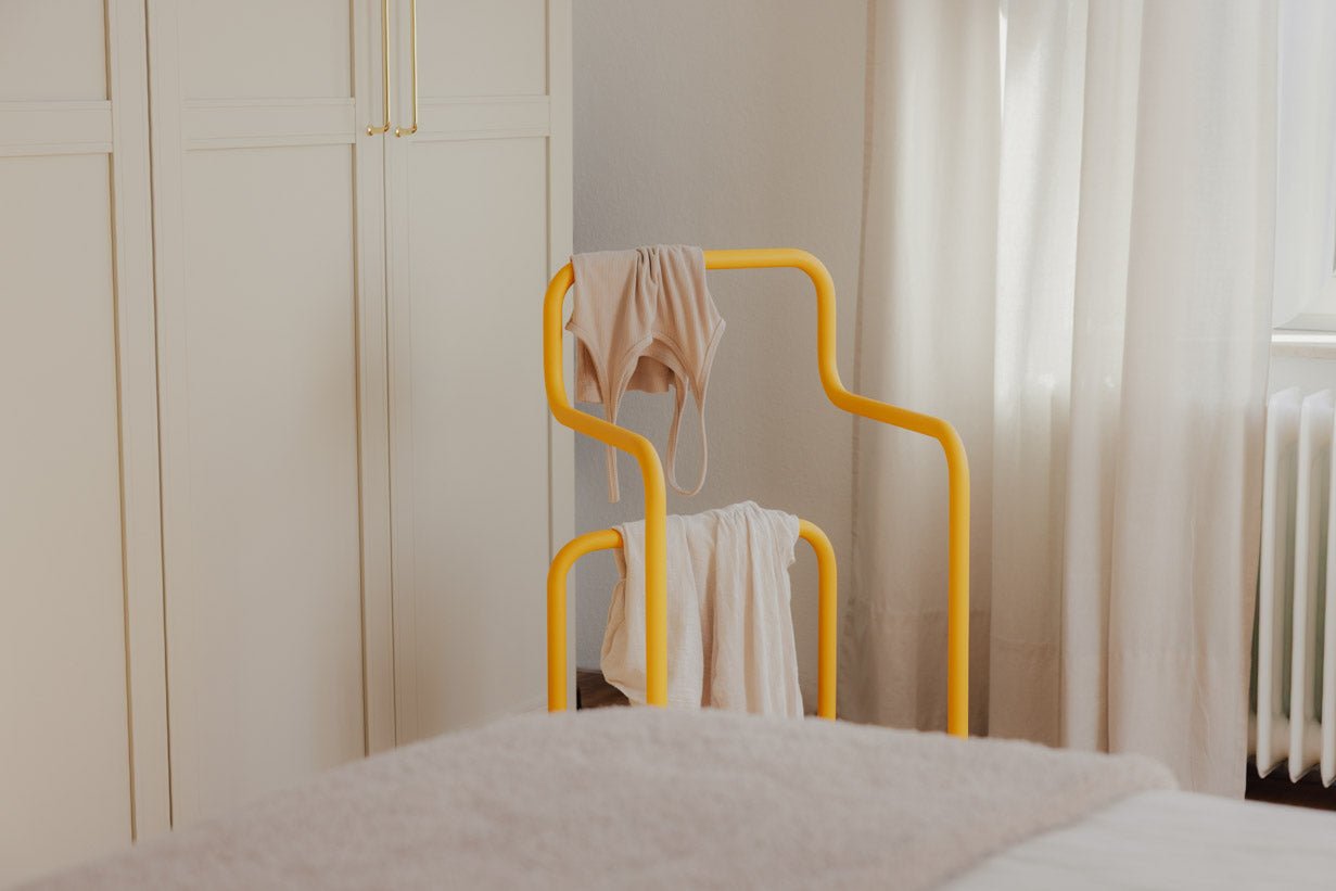 Garderobe James – Minimalistische herenstandaard in stoelontwerp