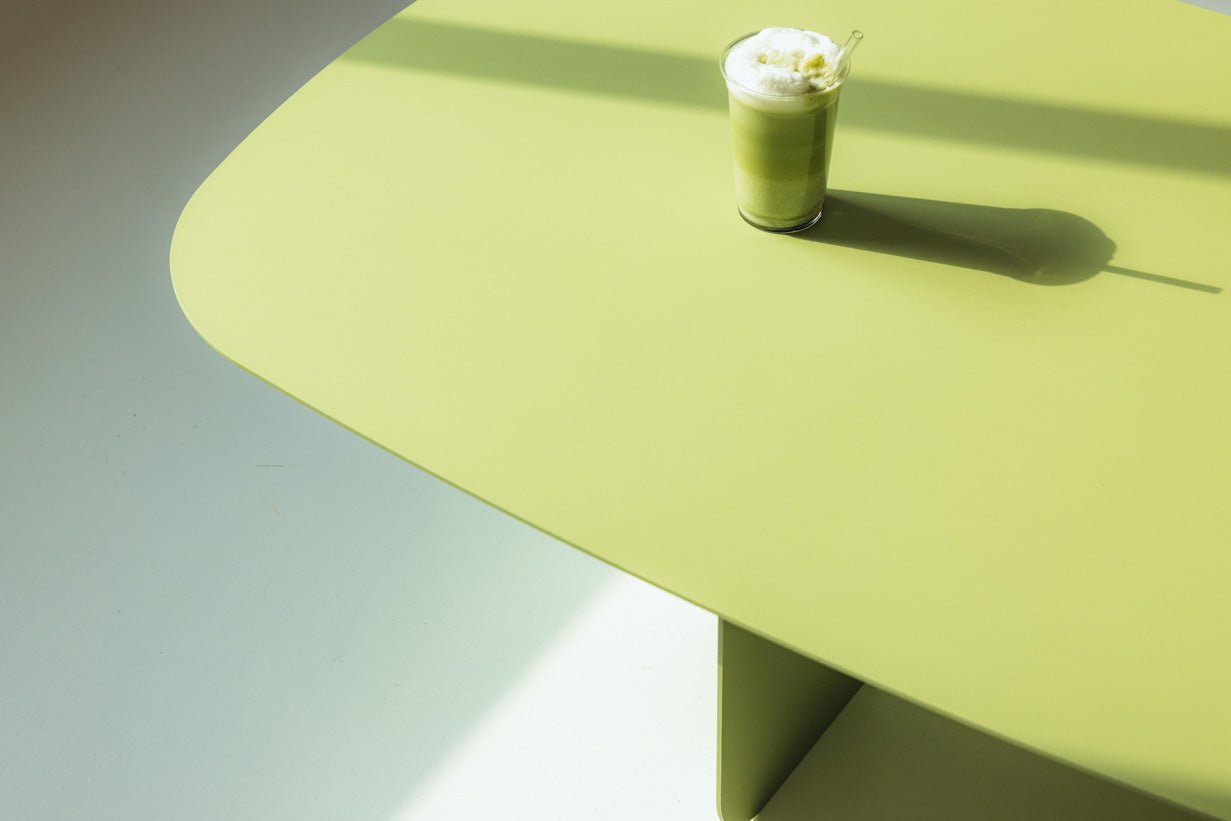 Table basse Livia – design Japandi en tôle thermolaquée