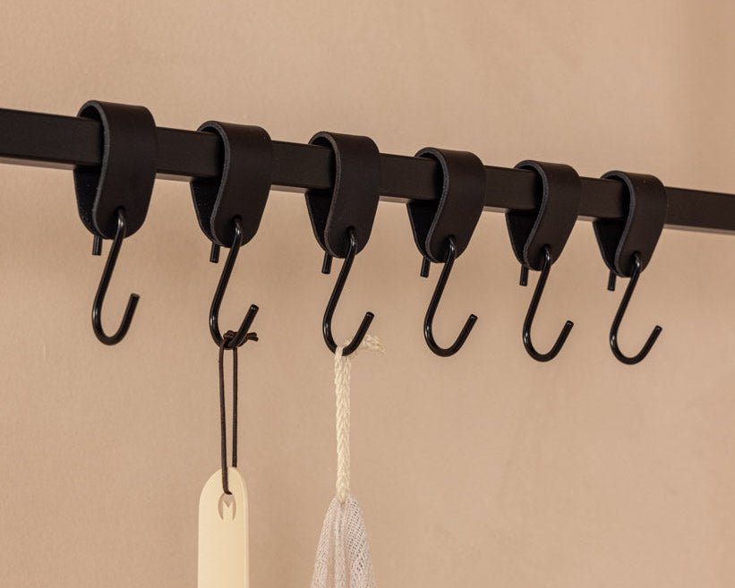 Lederen kledinghaken Arcoro van staal & echt leer