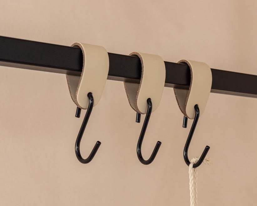 Lederen kledinghaken Arcoro van staal & echt leer