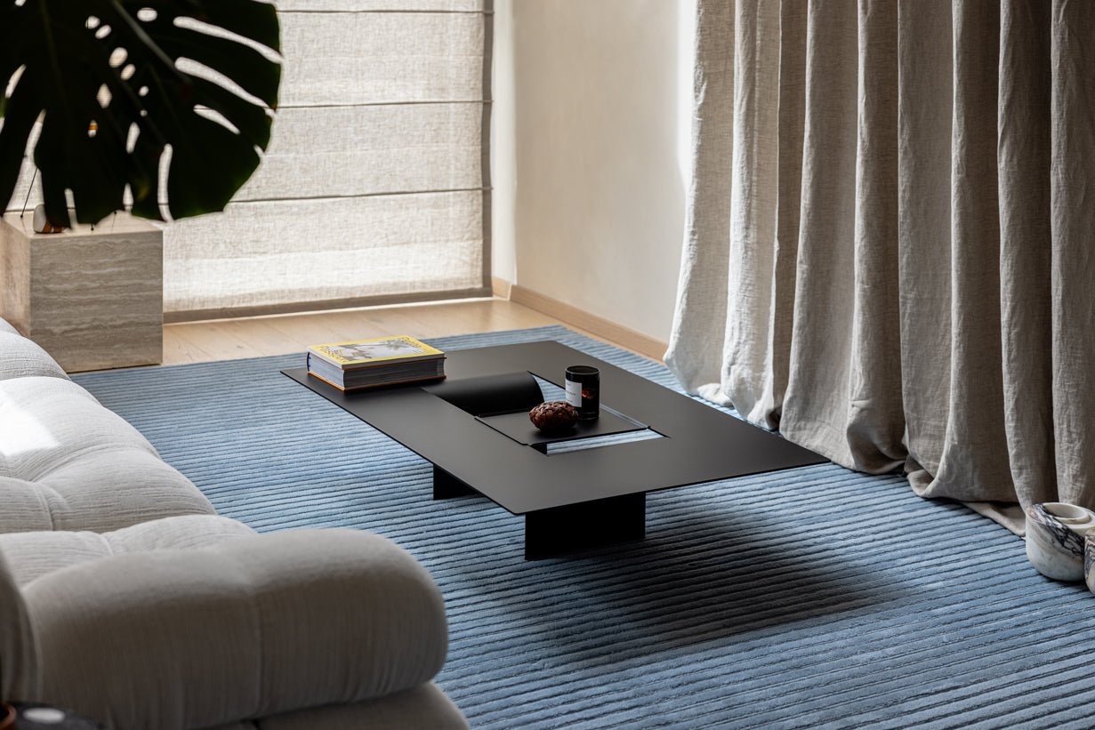 Table basse Cut – Design minimaliste en acier avec ouverture créative