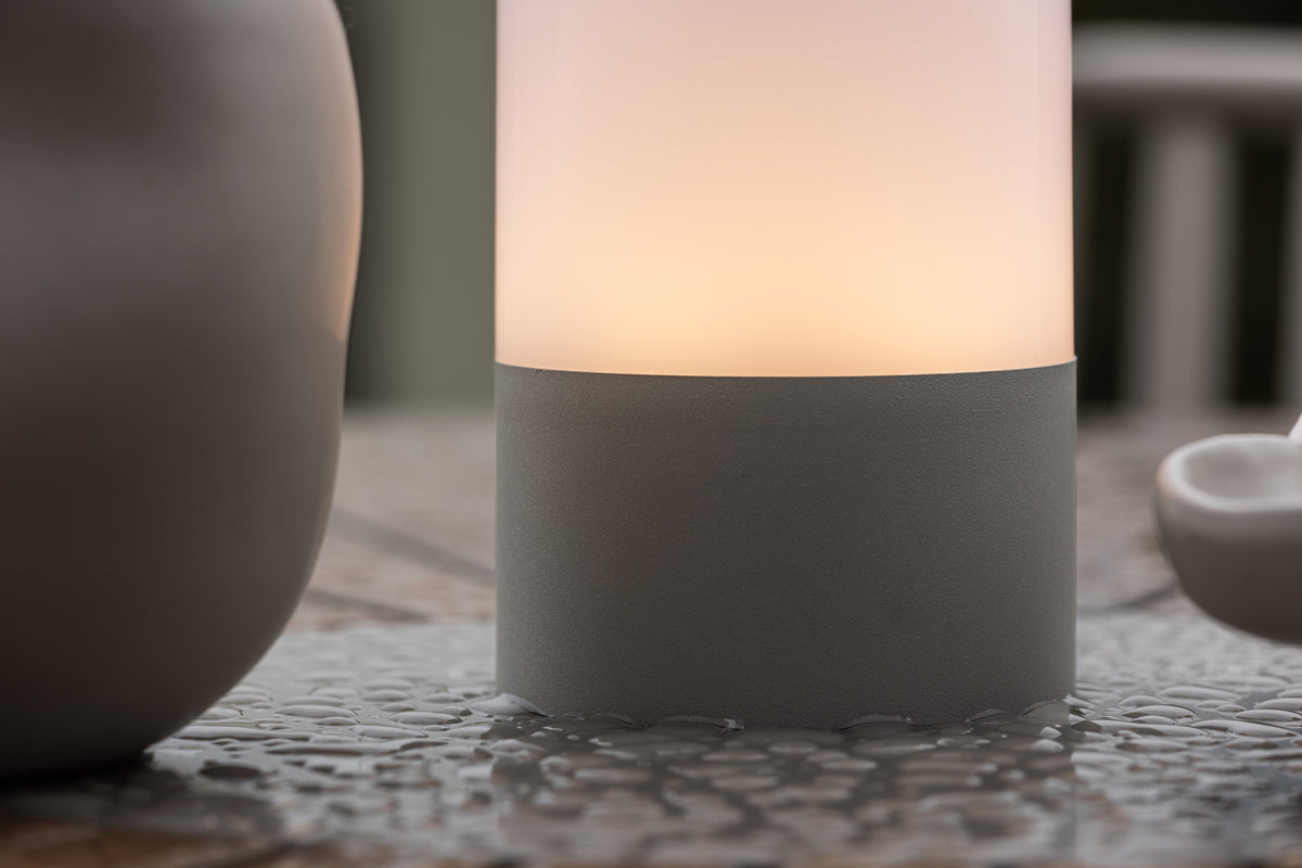 Outdoor-Tischlampe „Arilo“ – wetterfest aus Kunststoff & Stahl für Outdoor