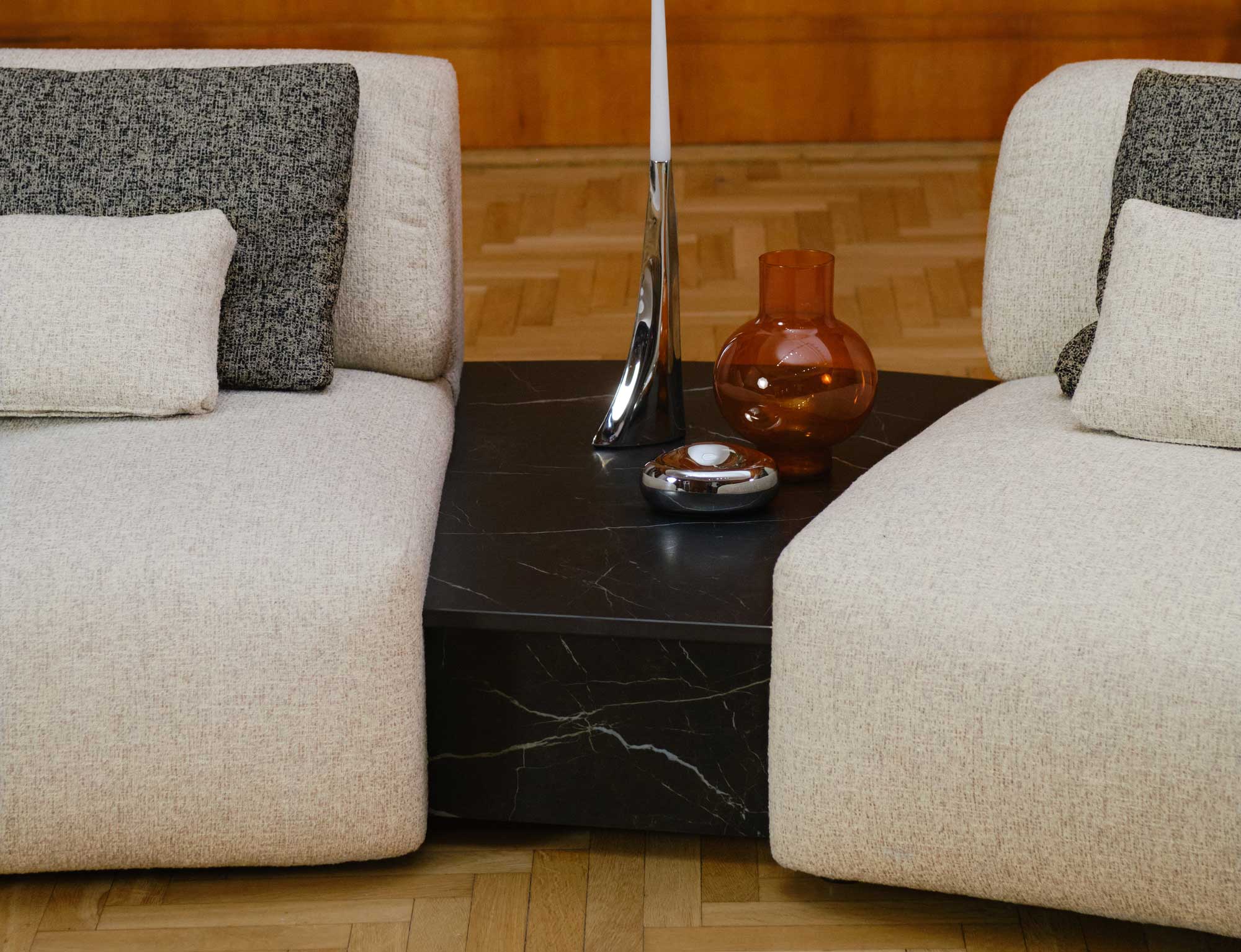 Designer woonlandschap Calm met bijzetkruk in Bouclé