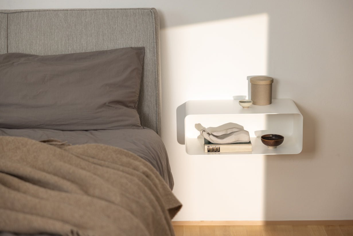 Table de chevet Nelio – Design suspendu avec passage de câble