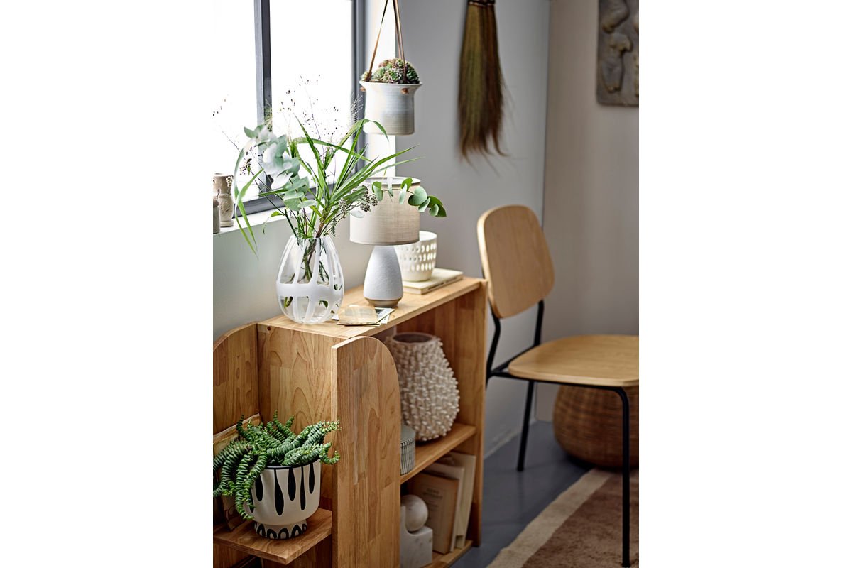 Boekenkast Emit – Natuurlijk rubberhout in grafisch design