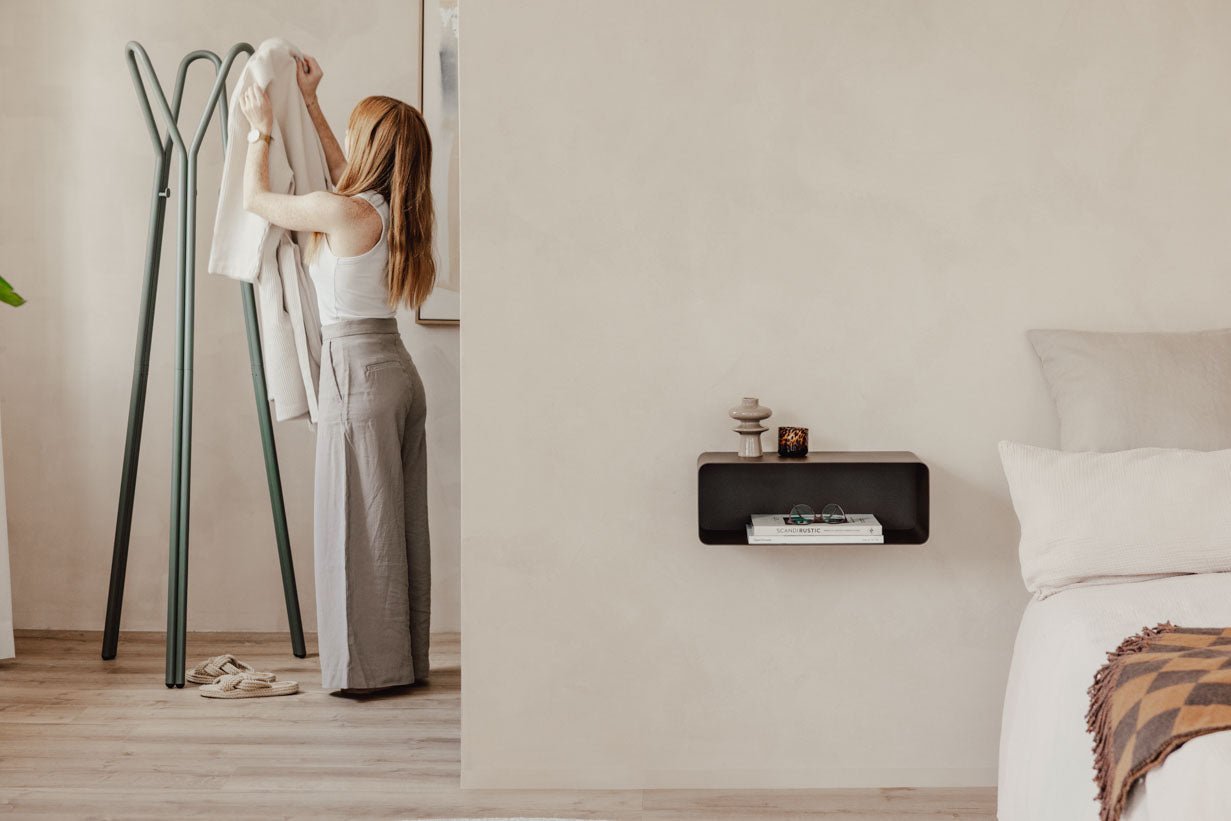 Table de chevet Nelio – Design suspendu avec passage de câble