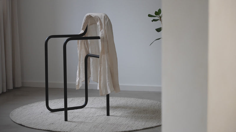 Porte-manteau James – valet minimaliste pour homme au design de chaise