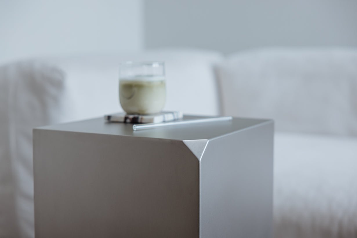 Bijzettafel/Nachtkastje RAW C – roestvrijstalen kubus met geïntegreerd rekje