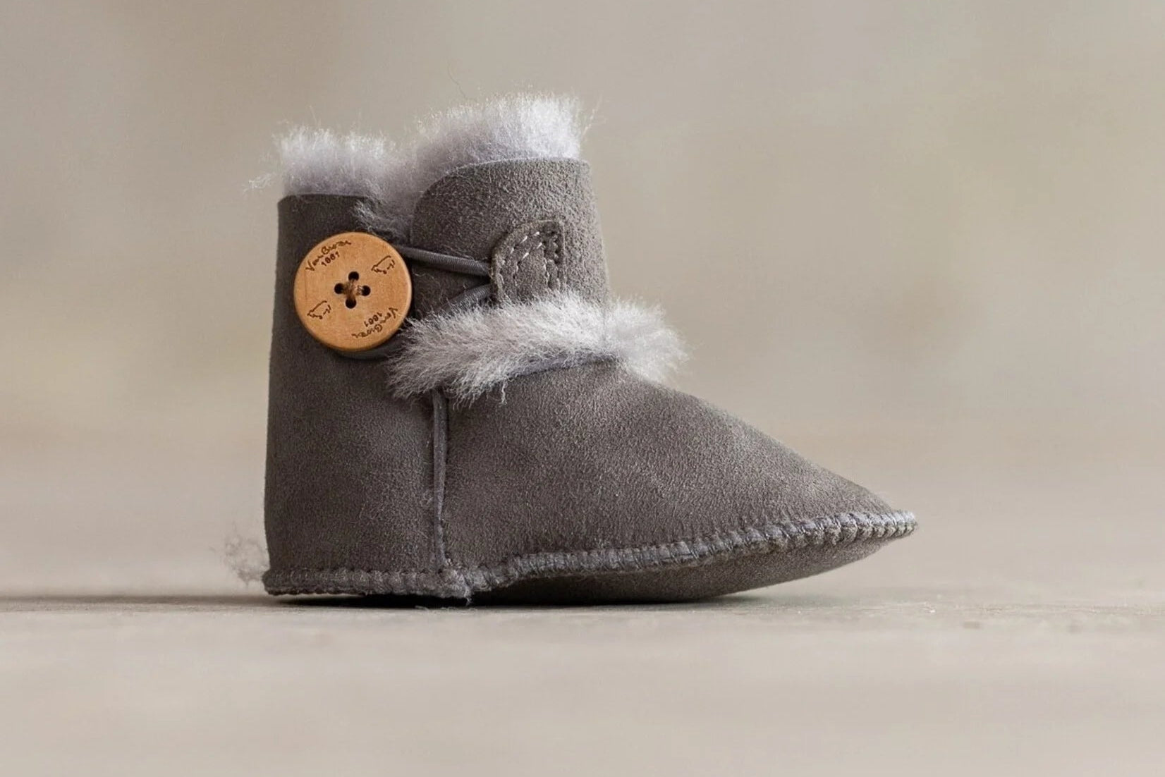 Lamsvacht babysloffen Noa – Echte lamsvacht in Zand, Grijs, Rosa & Wit