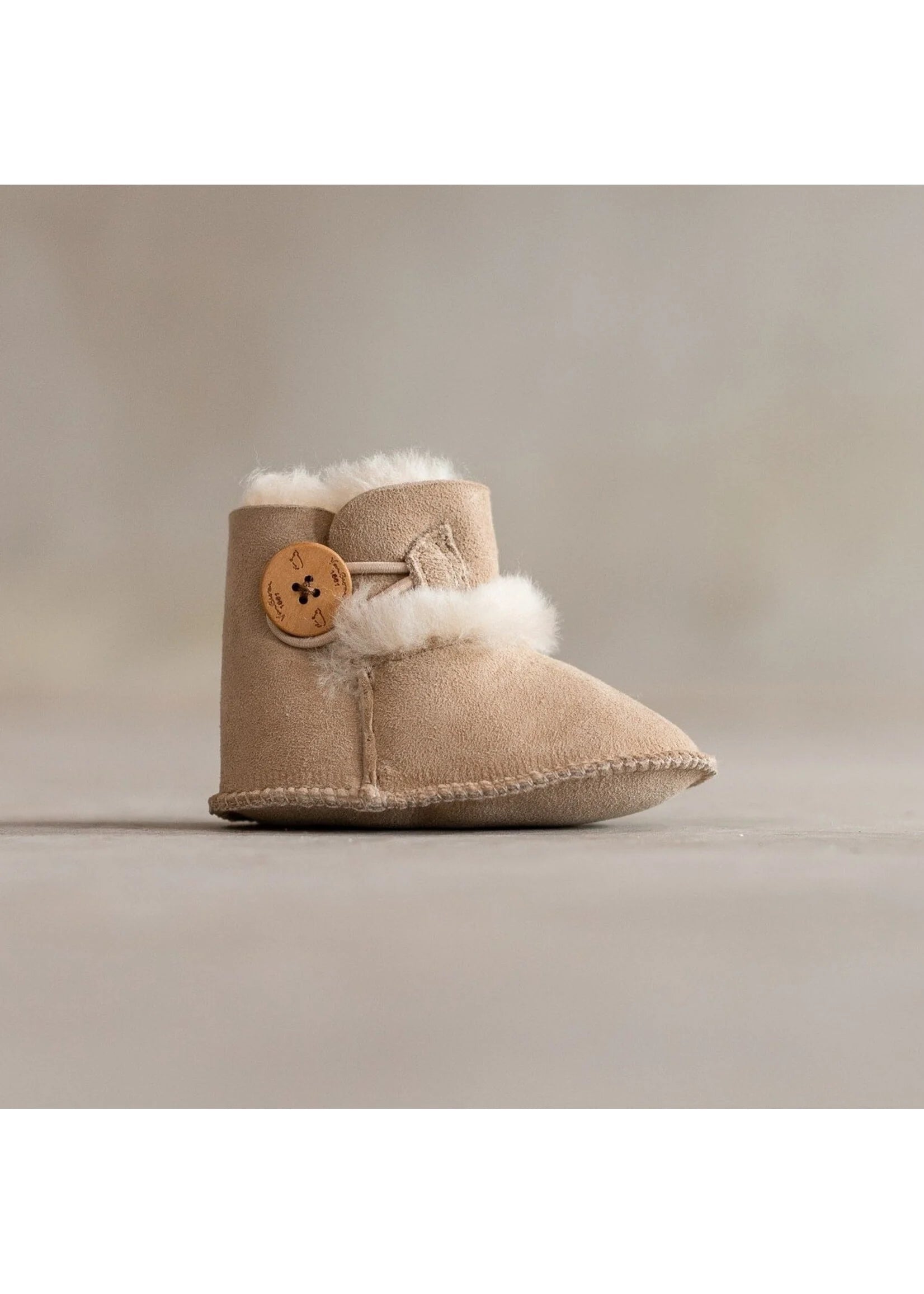 Lamsvacht babysloffen Noa – Echte lamsvacht in Zand, Grijs, Rosa & Wit