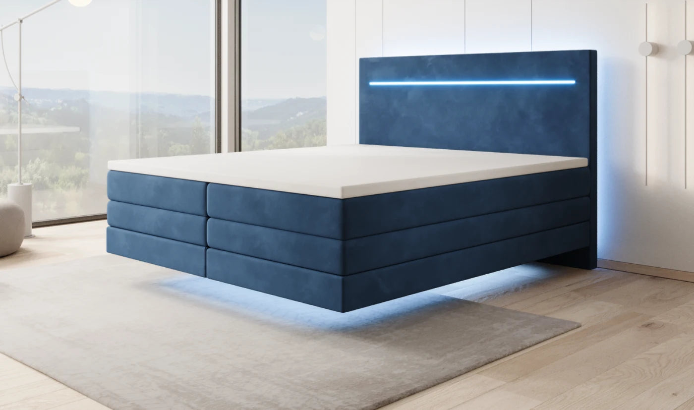Lit boxspring flottant en velours bleu à la lumière du jour